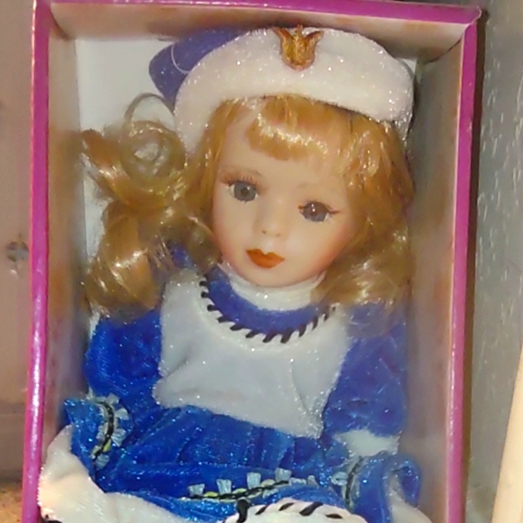 Vintage Rose Collection porcelain doll limited edition still in box - Picture 1 of 10